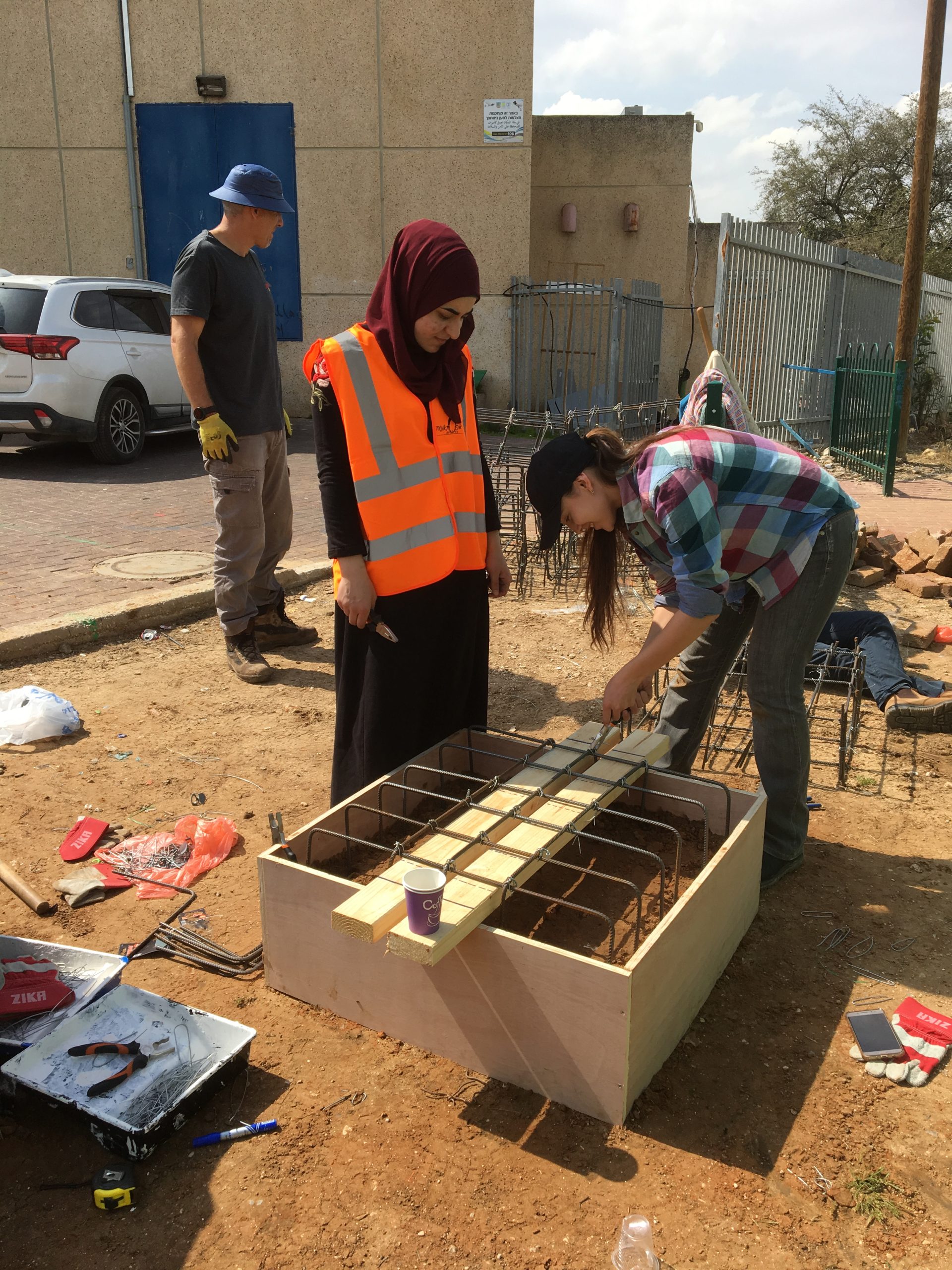 Lod 2 - Marriam and Paula preparing the steel foundations Lod 2 - Marriam and Paula preparing the steel foundations
